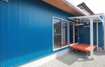 青×白の爽やかな外壁に赤色のかわいいウッドデッキが付いた自然素材のお家 アイキャッチ画像