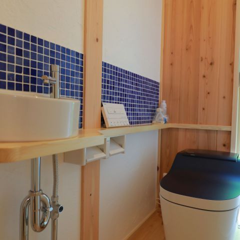 青いタイルの明るいトイレ アイキャッチ画像